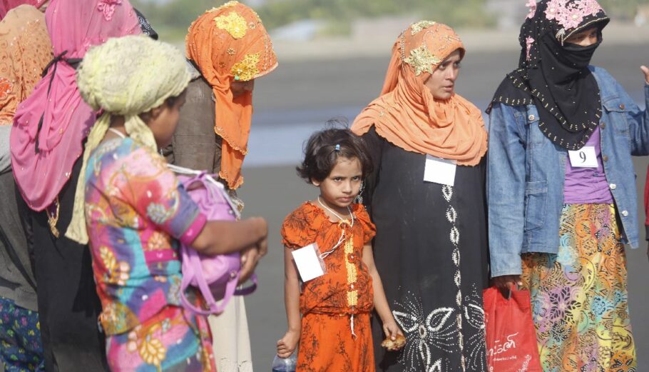 Ομάδα μουσουλμάνων μεταναστών φτάνει στη Δυτική Μιανμάρ © EPA/NYUNT WIN