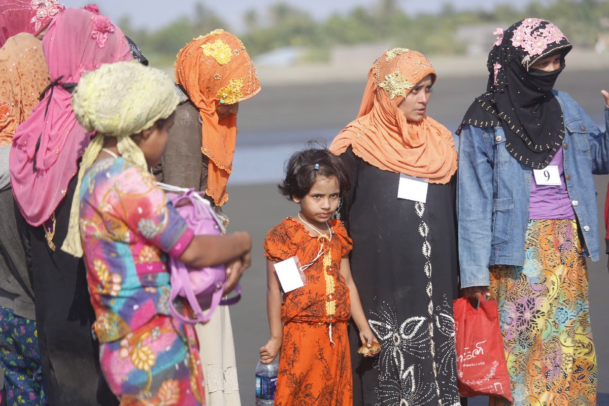 Ομάδα μουσουλμάνων μεταναστών φτάνει στη Δυτική Μιανμάρ © EPA/NYUNT WIN