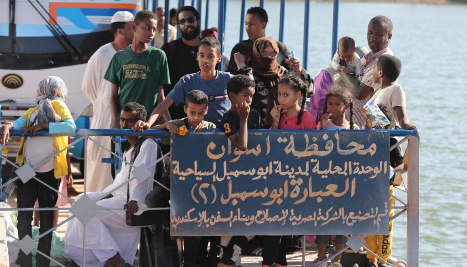 Σουδανοί διασχίζουν τον Νείλο με πλοίο με προορισμό σ\τη νότια Αίγυπτο © EPA/KHALED ELFIQI