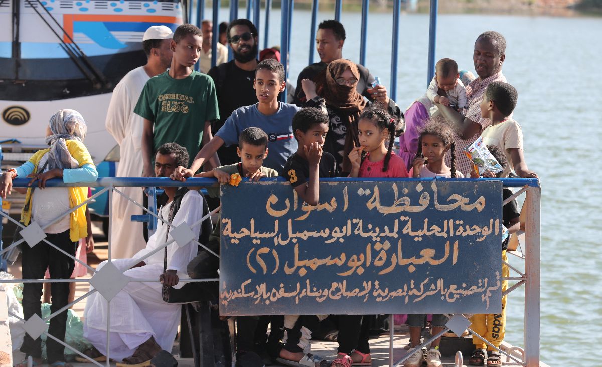 Σουδανοί διασχίζουν τον Νείλο με πλοίο με προορισμό σ\τη νότια Αίγυπτο © EPA/KHALED ELFIQI