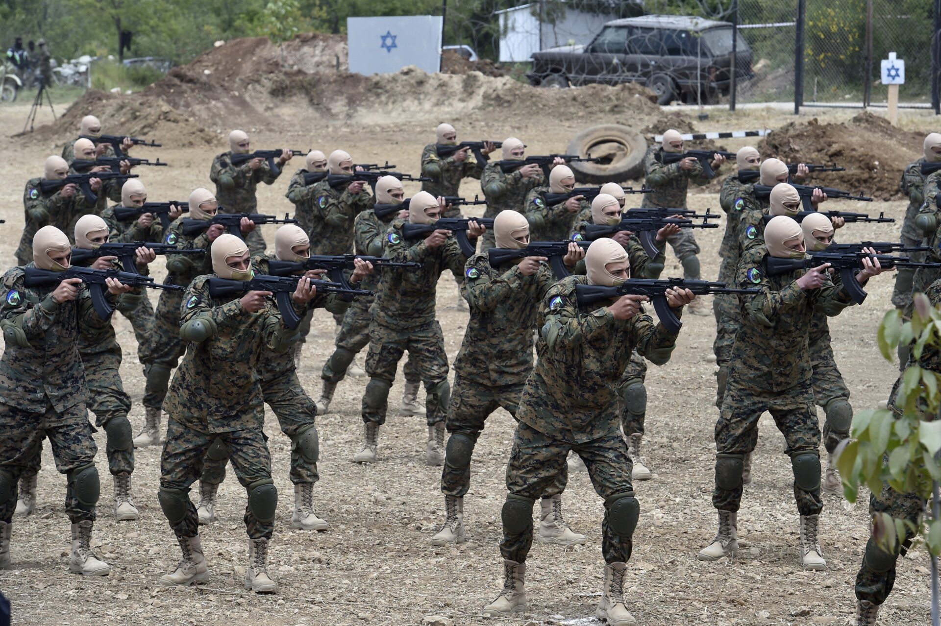 Μαχητές της Χεζμπολάχ © EPA/WAEL HAMZEH