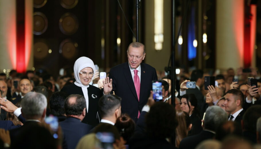 O Ρετζέπ Ταγίπ Ερντογάν και η σύζυγος του Εμινέ © EPA/TURKISH PRESIDENTIAL PRESS OFFICE / HANDOUT HANDOUT EDITORIAL USE ONLY/NO SALES