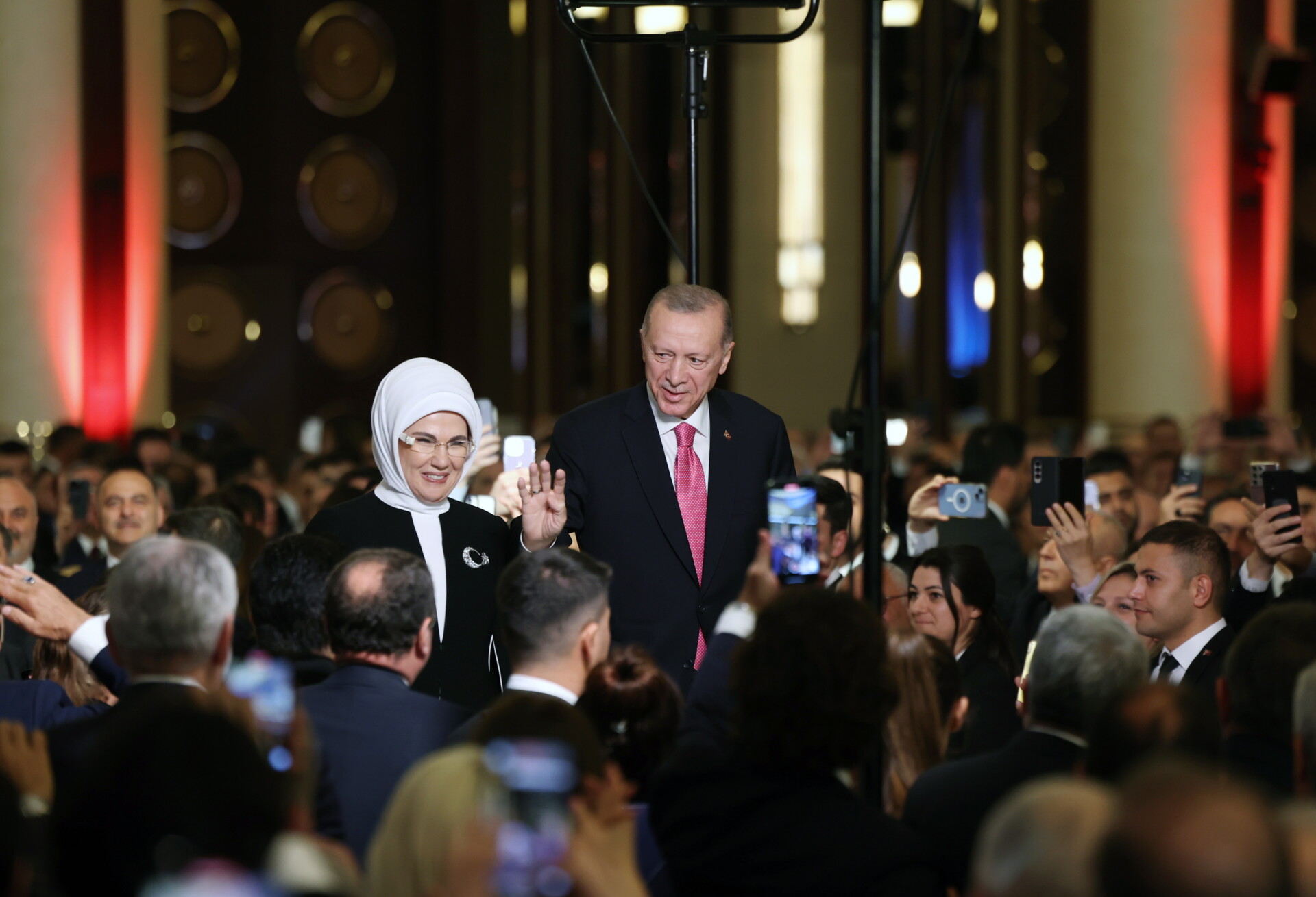 O Ρετζέπ Ταγίπ Ερντογάν και η σύζυγος του Εμινέ © EPA/TURKISH PRESIDENTIAL PRESS OFFICE / HANDOUT HANDOUT EDITORIAL USE ONLY/NO SALES