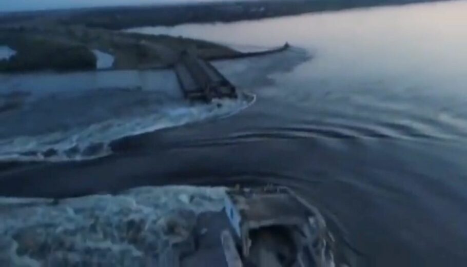 Φράγμα στον ποταμό Dnipro καταστράφηκε κοντά στη Χερσώνα της νότιας Ουκρανίας © EPA / OFFICIAL CHANNEL PRESIDENT OF UKRAINE VOLODYMYR ZELENSKIY HANDOU