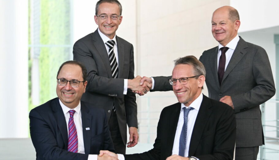 Συμφωνία Σολτς - Γκέλσινγκερ για επένδυση της Intel, ύψους 33 δισ. δολαρίων στη Γερμανία © EPA/FILIP SINGER