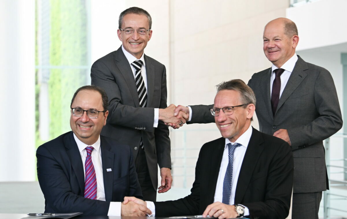 Συμφωνία Σολτς - Γκέλσινγκερ για επένδυση της Intel, ύψους 33 δισ. δολαρίων στη Γερμανία © EPA/FILIP SINGER