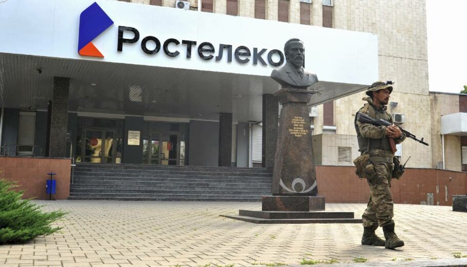 Μισθοφόρος της Wagner Group στο κτίριο της Rostelecom στο Ροστόφ του Ντον, στη νότια Ρωσία © EPA/ARKADY BUDNITSKY
