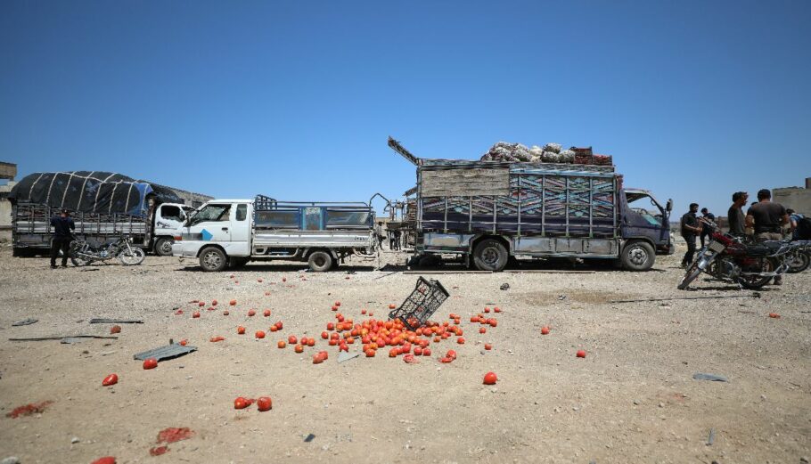 Αεροπορική επιδρομή στην Ιντλίμπ της Συρίας σε αγορά λαχανικών © EPA/YAHYA NEMAH