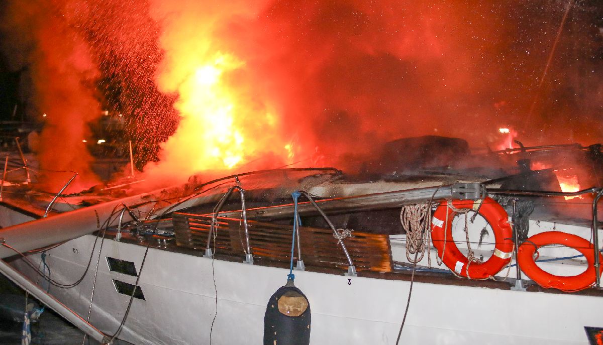 Φωτιά σε ιστιοφόρο σκάφος στο Λαύριο ©INTIME / ΒΗΧΟΣ ΝΙΚΟΣ