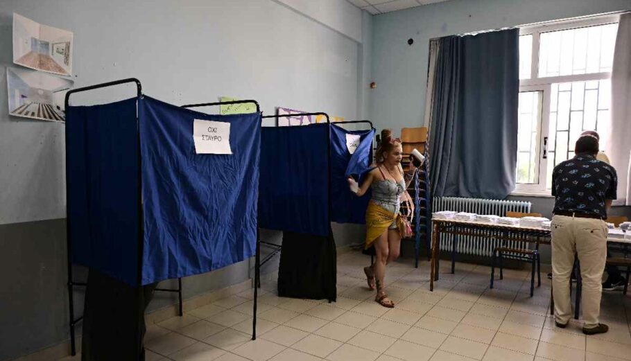 Στιγμιότυπο από την εκλογική διαδικασία σε εκλογικό τμήμα της Αθήνας © Eurokinissi / Μιχάλης Καραγιάννης