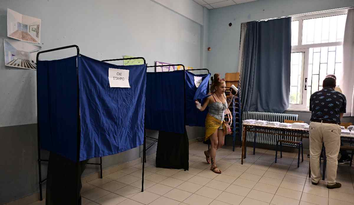 Στιγμιότυπο από την εκλογική διαδικασία σε εκλογικό τμήμα της Αθήνας © Eurokinissi / Μιχάλης Καραγιάννης