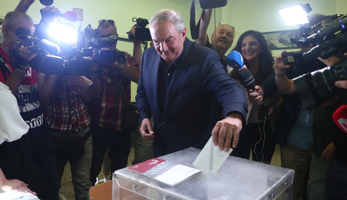 Άσκηση εκλογικού δικαιώματος από τον πρώην πρωθυπουργό Κώστα Καραμανλή στην Θεσσαλονίκη © ΒΑΣΙΛΗΣ ΒΕΡΒΕΡΙΔΗΣ/ΜΟΤΙΟΝΤΕΑΜ