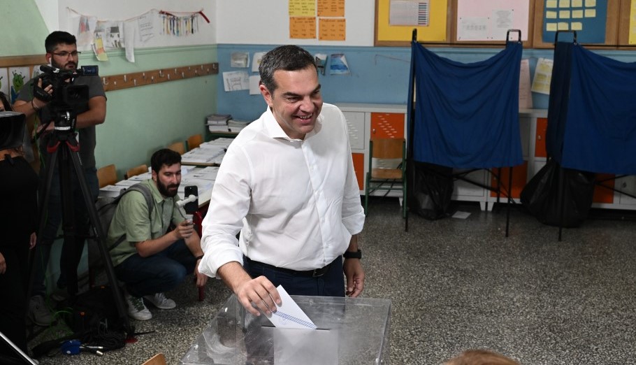 Άσκησε το εκλογικό του δικαίωμα στο Περιστέρι ο Αλ. Τσίπρας
