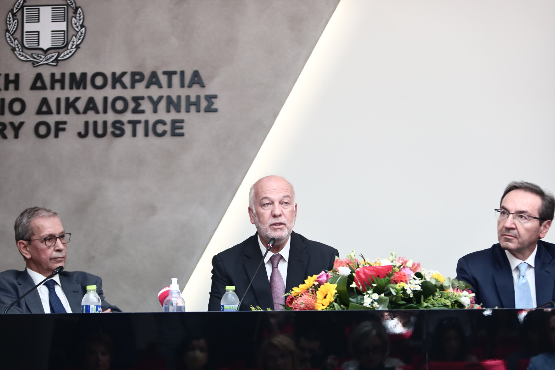 Τελετή παράδοσης - παραλαβής στο υπουργείο Δικαιοσύνης από τον υπηρεσιακό υπουργό Φίλιππο Σπυρόπουλο στον νέο υπουργό Γιώργο Φλωρίδη και στον Ιωάννη Μπούγα © Eurokinissi
