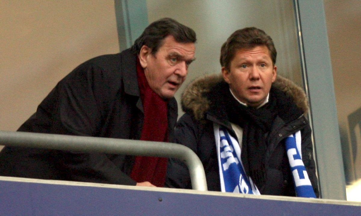 Ο Γκέρχαρντ Σρέντερ και ο Αλεξέι Μίλερ (Gazprom) παρακολουθούν ποδοσφαιρικό αγώνα της Σάλκε © EPA/FRANZ-PETER TSCHAUNER