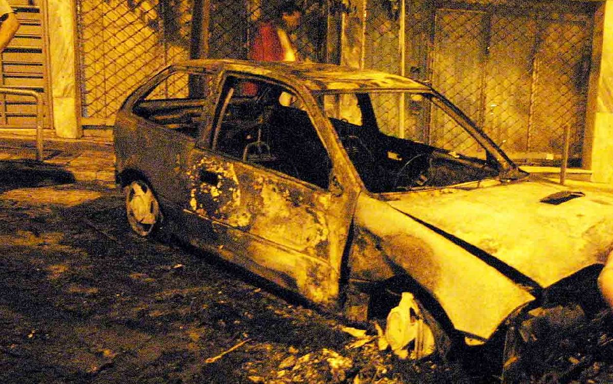 Εξάρχεια: Εμπρηστικές επιθέσεις σε τρία αυτοκίνητα