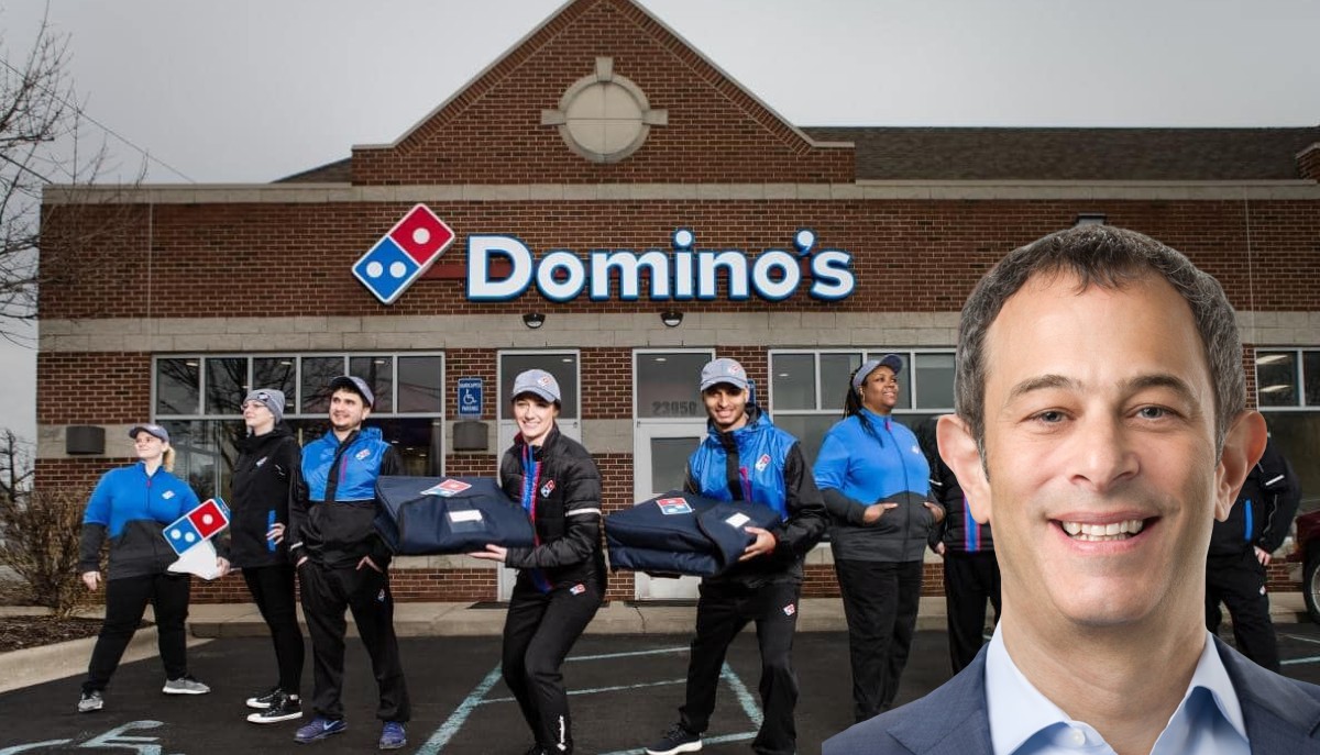 O CEO της Domino's Pizza, Ράσελ Γουίνερ με φόντο εστιατόριο της εταιρείας με εργαζόμενους © facebook.com/DominosPizza / dominos.com / PowerGame.gr