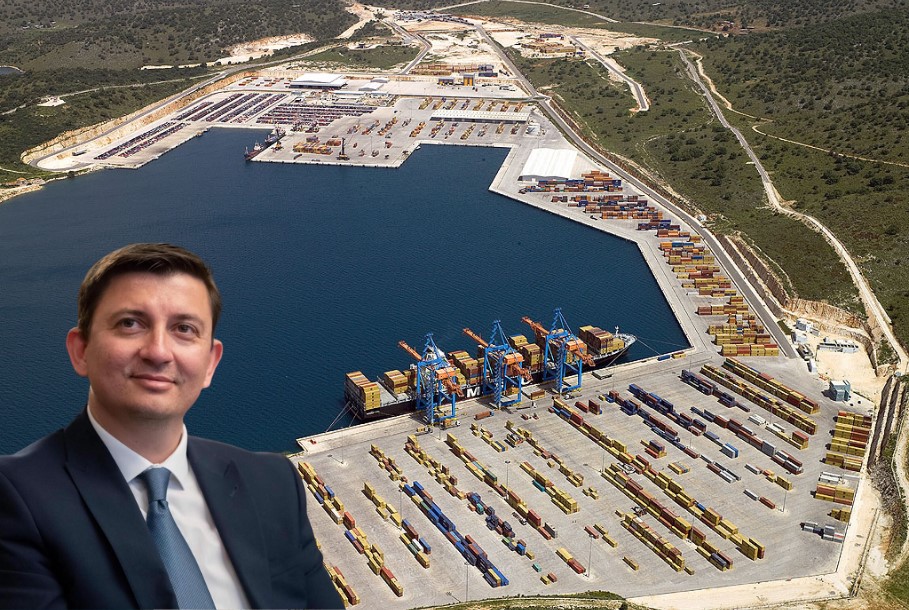 Ο Γιάννης Τριανταφυλλάκης, δήμαρχος Ξηρομέρου και το Λιμάνι του Αστακού©facebook.com/triantafillakis.giannis/ hppc.gr