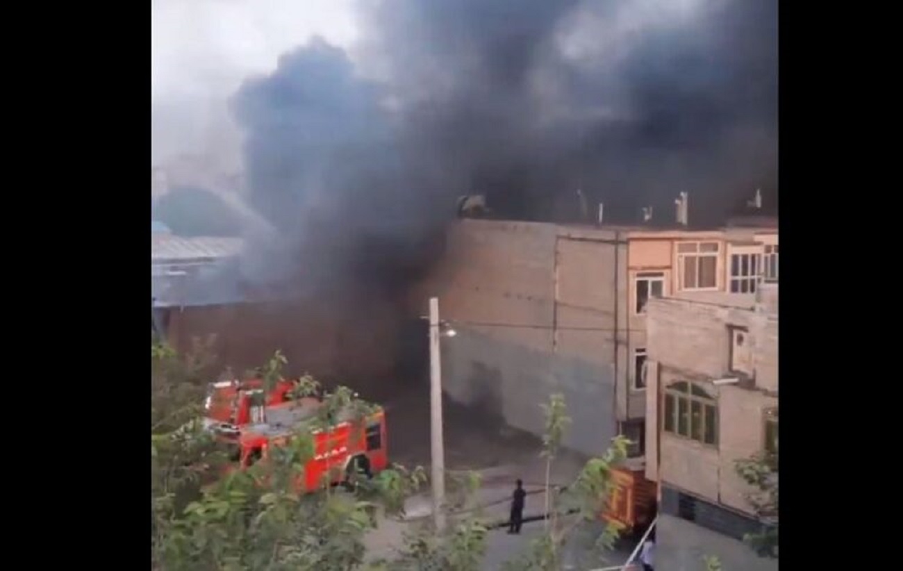 Πυρκαγιά σε αποθήκη στην πόλη Μασχάντ © Twitter /Iran International English