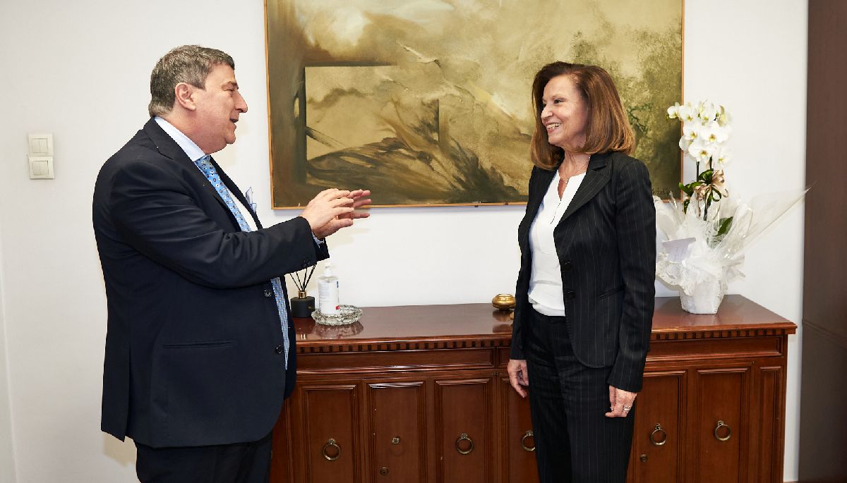 Ο διοικητής της CEB Κάρλο Μοντιτσέλι με την υπουργό Ανάπτυξης και Επενδύσεων, Ελένη Λουρή-Δενδρινού © ΔΤ