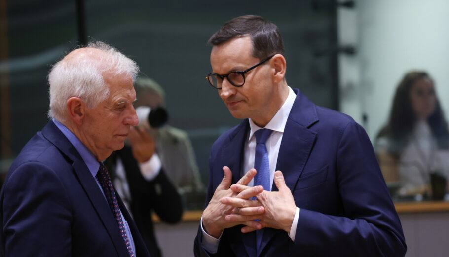 O Ύπατος Εκπρόσωπος της ΕΕ για τις Εξωτερικές Υποθέσεις Ζοζέπ Μπορέλ και ο Πολωνός πρωθυπουργός Ματέους Μοραβιέτσκι στη Σύνοδο Κορυφής της ΕΕ © EPA/OLIVIER HOSLEΤ
