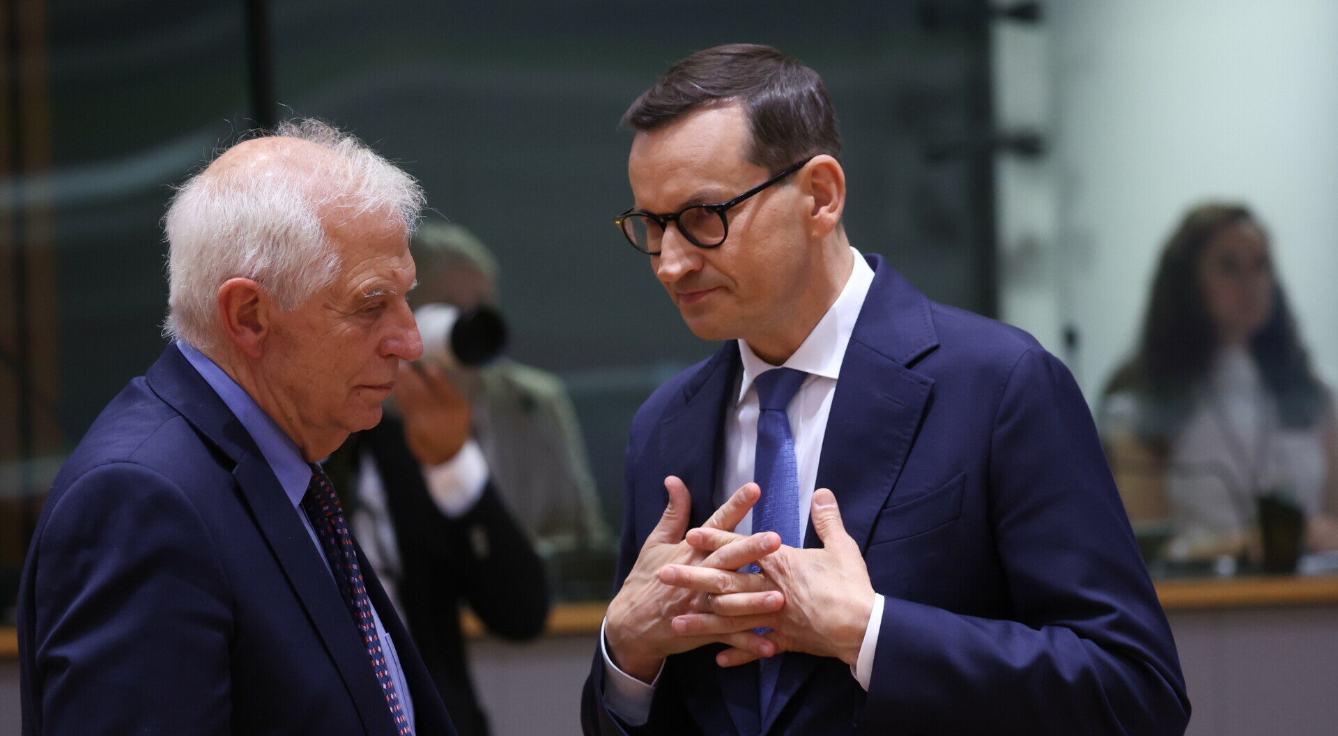 O Ύπατος Εκπρόσωπος της ΕΕ για τις Εξωτερικές Υποθέσεις Ζοζέπ Μπορέλ και ο Πολωνός πρωθυπουργός Ματέους Μοραβιέτσκι στη Σύνοδο Κορυφής της ΕΕ © EPA/OLIVIER HOSLEΤ