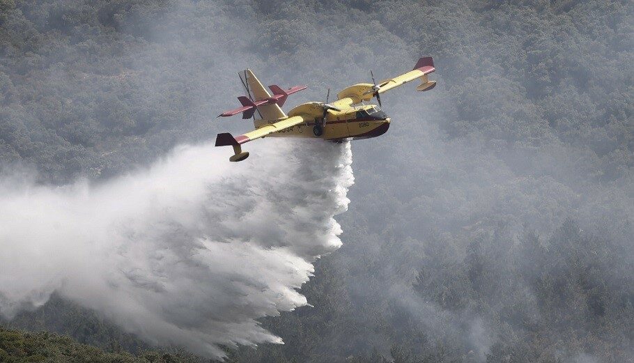 Αεροσκάφος Canadair © EPA/Jesus Diges