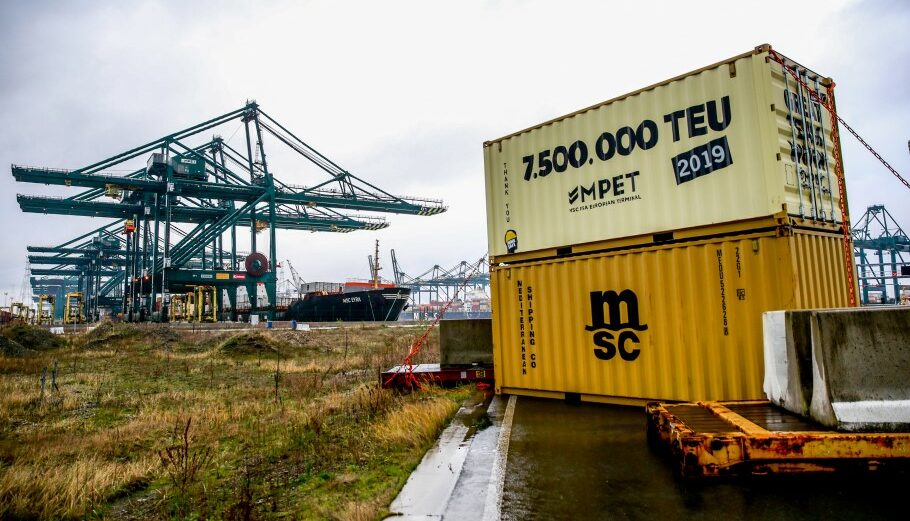 Κοντέινερ σε λιμάνι της Ολλανδίας © EPA/STEPHANIE LECOCQ