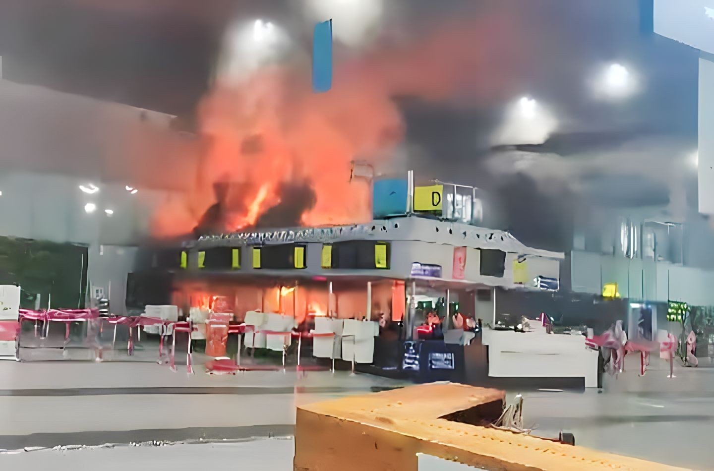 Πυρκαγιά στο αεροδρόμιο της Καλκούτας στην Ινδία © Twitter/ The News World