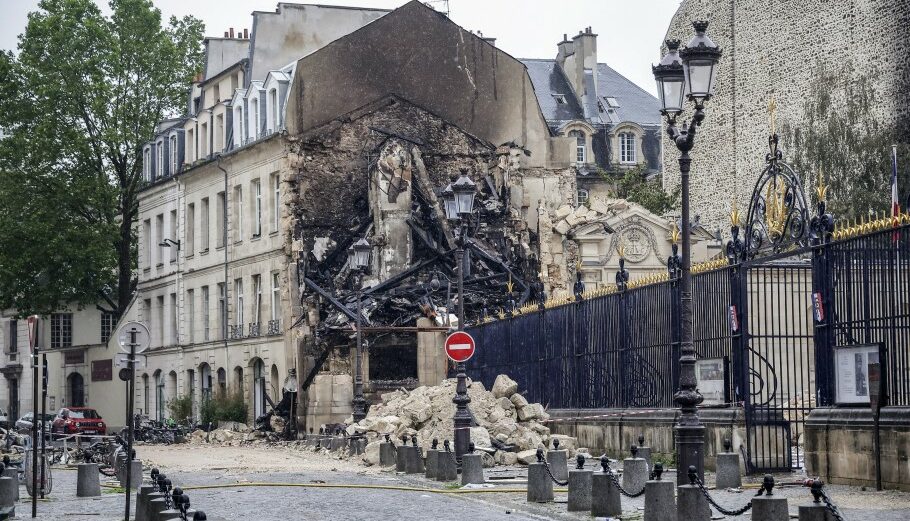 Το κτίριο που κατέρρευσε στο Παρίσι μετά την έκρηξη © EPA/ CHRISTOPHE PETIT TESSON