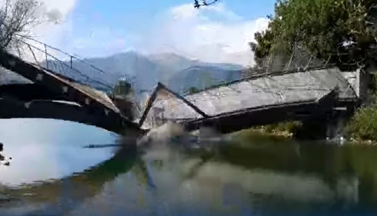Άρτα: Κατέρρευσε ξύλινη γέφυρα σε πάρκο