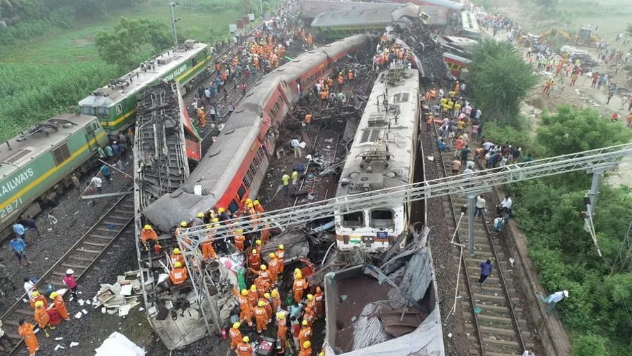 Tο σημείο του σιδηροδρομικού δυστυχήματος στο Μπαλασόρε της Οντίσα, Ινδία @EPA, National Disaster Response Force HANDOUT