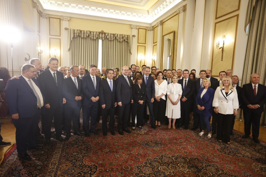 Η ΠτΔ με τα μέλη της νέας κυβέρνησης στην ορκωμοσία στο Προεδρικό Μέγαρο © EUROKINISSI/ΓΙΩΡΓΟΣ ΚΟΝΤΑΡΙΝΗΣ