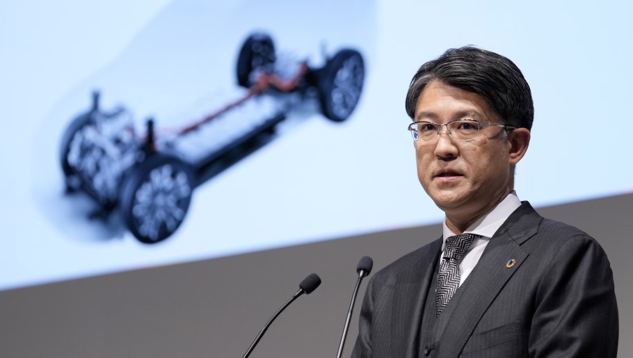 Κότσι Σάτο, CEO της Toyota © EPA/FRANCK ROBICHON