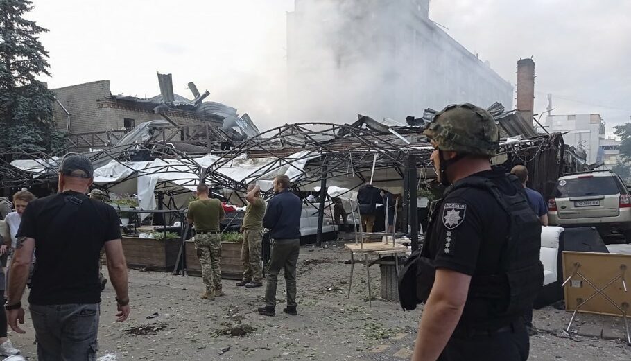 Ό,τι απέμεινε από το εστιατόριο στο Κραματόρσκ της Ουκρανίας μετά τον ρωσικό βομβαρδισμό © EPA/National police of Ukraine / HANDOUT HANDOUT