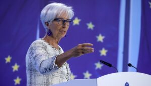 Φρένο στα επιτόκια θα βάλει η ΕΚΤ τον Απρίλιο, εν μέσω διεθνών αναταράξεων