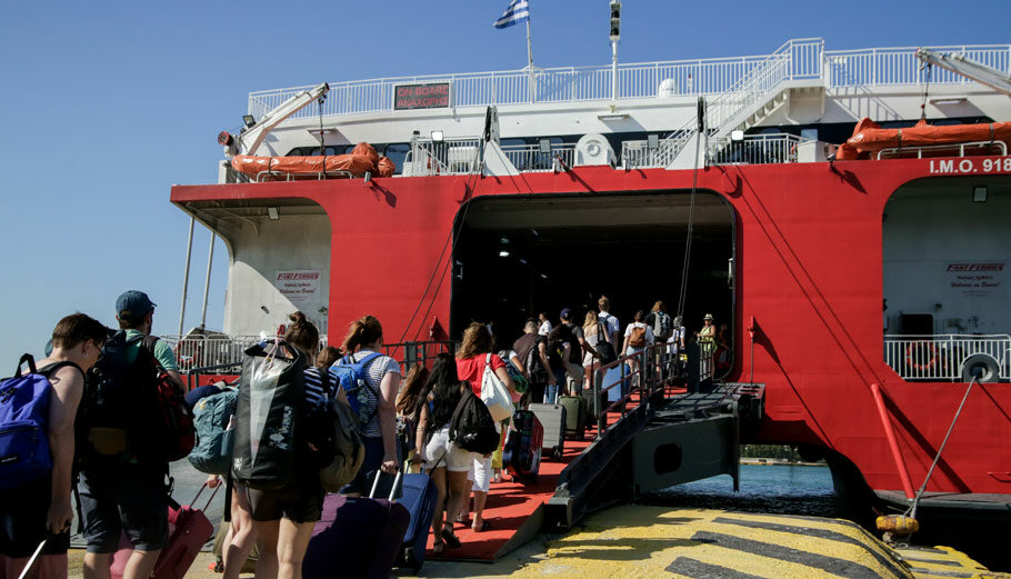 Ταξιδιώτες επιβιβάζονται σε πλοίο στο λιμάνι του Πειραιά © Eurokinissi