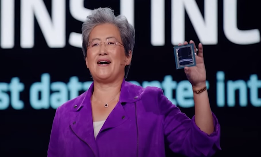 Η CEO της AMD, Lisa Su, με την εξελιγμένη GPU για AI, MI300X © YouTube/screenshot