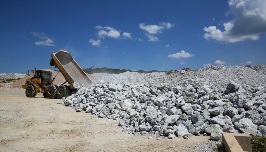Ορυχείο λιθίου © EPA/AARON UFUMELI