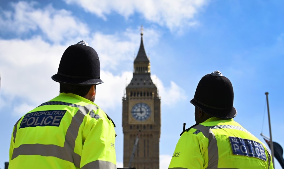 Βρετανοί αστυνομικοί μπροστά στο Μπιγκ Μπεν του Λονδίνου © EPA/ANDY RAIN