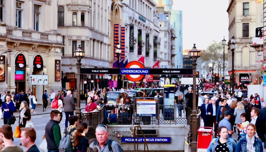 Κόσμος περπατά στο Λονδίνο © unsplash / Massimo Virgilio