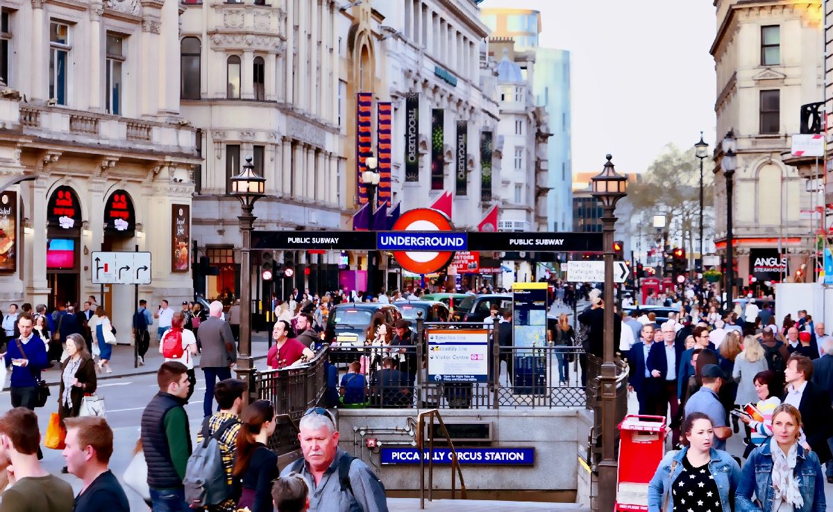Κόσμος περπατά στο Λονδίνο © unsplash / Massimo Virgilio