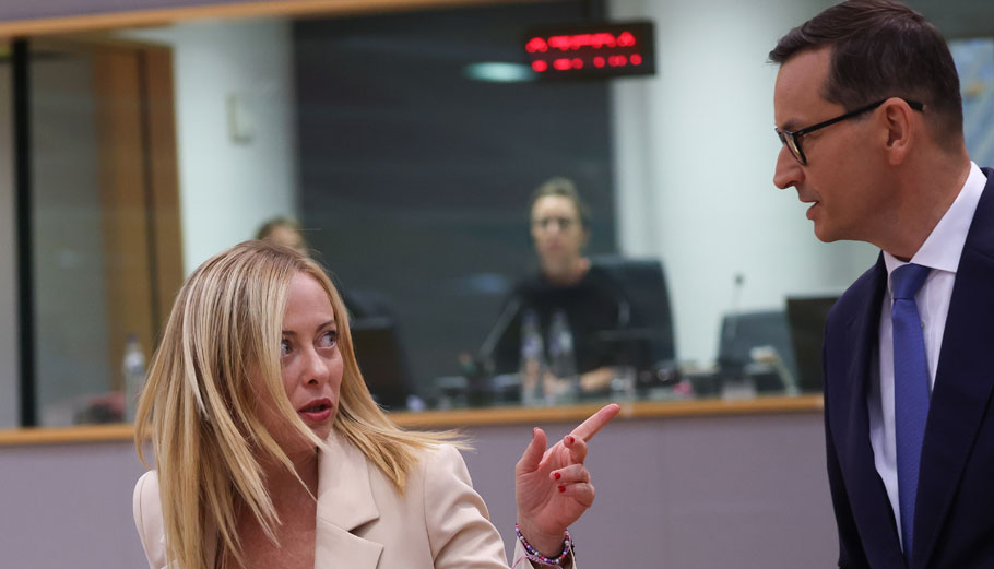 Politico: Η Ευρώπη κινείται προς τα δεξιά και αλλάζει τις ισορροπίες στην ΕΕ