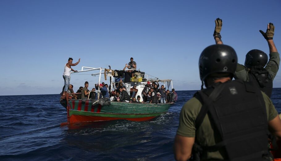 Πλοιάριο με μετανάστες στη Μεσόγειο © EPA/JOSE SENA GOULAO