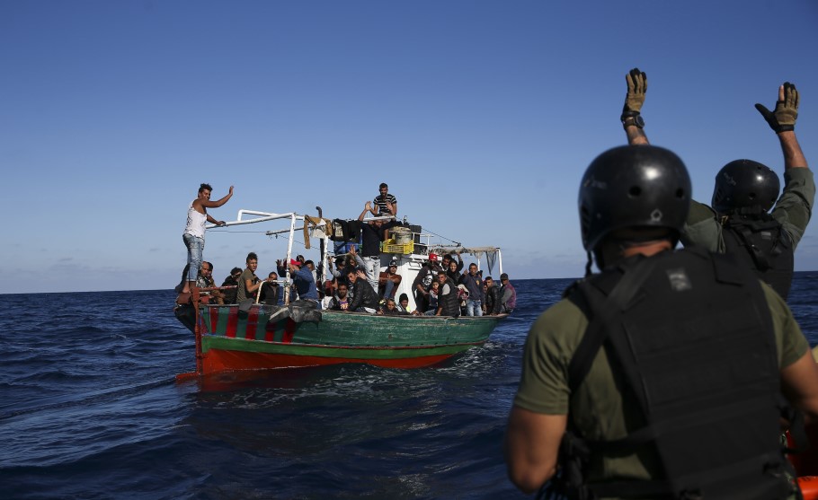 Πλοιάριο με μετανάστες στη Μεσόγειο © EPA/JOSE SENA GOULAO