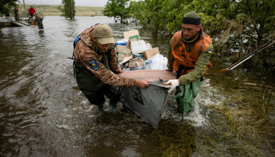 Πλημμύρες στο Μικολάιφ, κοντά στην Οδησσό μετά την καταστροφή στο φράγμα Καχόβκα © EPA/STAS KOZLIUK