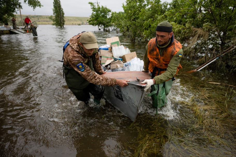 Πλημμύρες στο Μικολάιφ, κοντά στην Οδησσό μετά την καταστροφή στο φράγμα Καχόβκα © EPA/STAS KOZLIUK