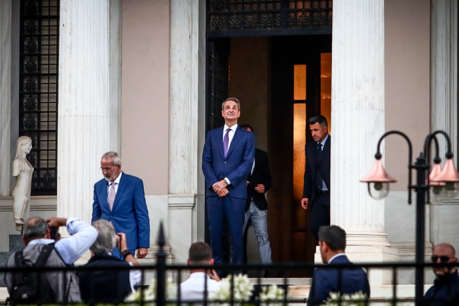 Ο Ιωάννης Σαρμάς αποχωρεί από το Μέγαρο Μαξίμου, δίνοντας τη θέση του στον πρωθυπουργό Κυριάκο Μητσοτάκη © EUROKINISSI/ΓΙΑΝΝΗΣ ΠΑΝΑΓΟΠΟΥΛΟΣ