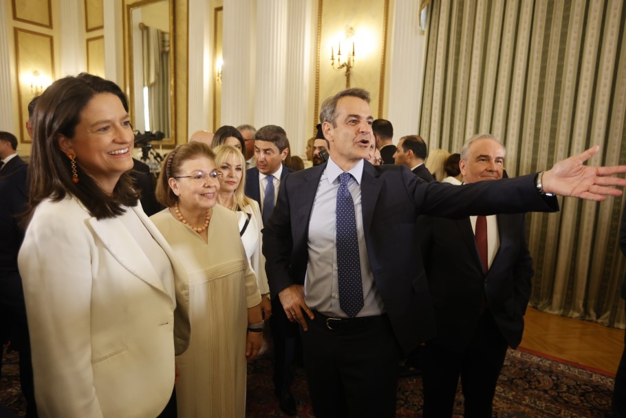 Ο πρωθυπουργός Κυριάκος Μητσοτάκης με τη Νίκη Κεραμέως και τη Λίνα Μενδώνη στην ορκωμοσία της νέας κυβέρνησης © EUROKINISSI/ΓΙΩΡΓΟΣ ΚΟΝΤΑΡΙΝΗΣ