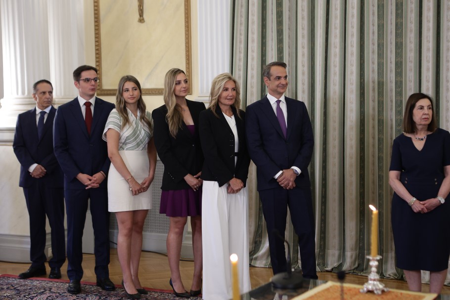 Ο Κυριάκος Μητσοτάκης με την οικογένειά του στην ορκωμοσία στο Προεδρικό Μέγαρο © EUROKINISSI/ΒΑΣΙΛΗΣ ΡΕΜΠΑΠΗΣ